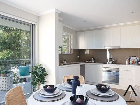 SUN DRENCHED NORTH FACING APARTMENT WITH WRAP AROUND BALCONY & LUG - Photo 5