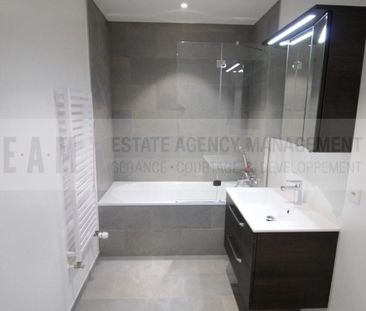 Central location, steps away from the Lake. - Photo 4