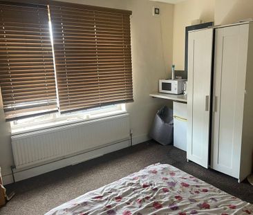 1 bedroom in a house share to rent - Photo 2