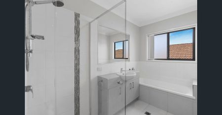 Modern living townhouse with close proximity to schools and public transport - Photo 3