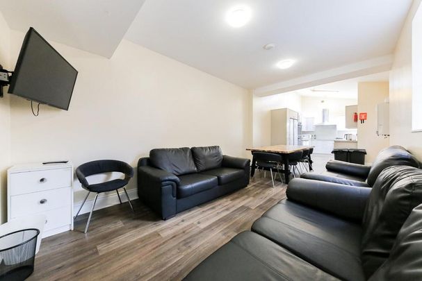 8 bedroom house to rent - Photo 1