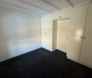 SPACIOUS 5 BEDROOM HOME WITH POOL, SPA & MULTIPLE LIVING AREAS! - Photo 6