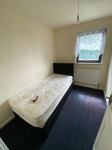 St Johns Road, Hyde Park - Photo 2