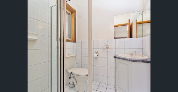 SPACIOUS FAMILY HOME IN A TOP LOCATION!! - Photo 1