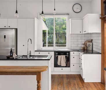 Oh so close to the beach! - Photo 2