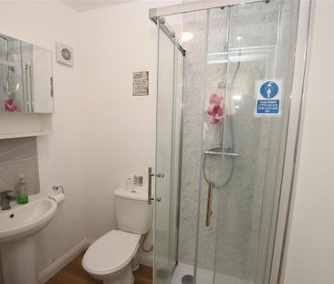 1 bedroom in a house share to rent - Photo 4