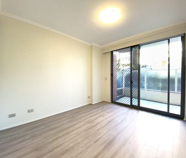 Modern and spacious 2 beds and 2 bathrooms unit located on the Grou... - Photo 2