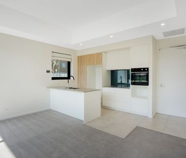 Light-Filled Corner One-Bedroom with Generous Private Courtyard - Photo 3