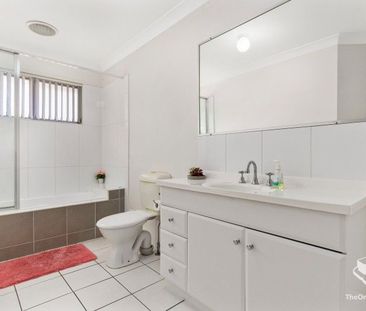 STYLISH EXECUTIVE LIVING AT GREAT LOCATION - Photo 2