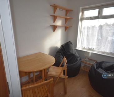 4 bedroom semi-detached house to rent - Photo 6