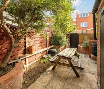 Hooks Close, London, SE15 - Photo 1