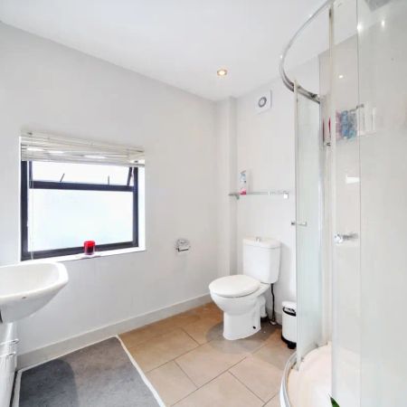 3 bedroom flat in London - Photo 4