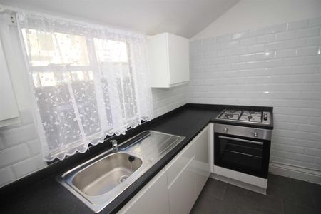 2 Bedroom House - Terraced - Photo 2