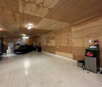 Shop for rent 1400 sq foot 70x40 for automotive use or storage - Photo 1