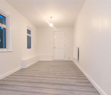 Plumstead High Street, London, SE18 - Photo 5