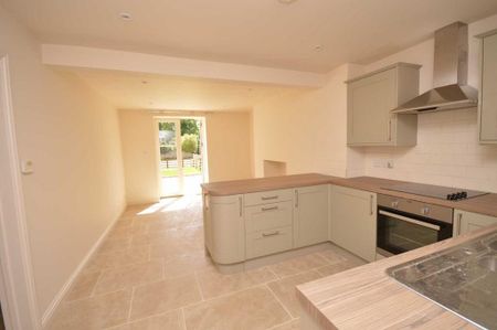 3 bedroom semi-detached house to rent - Photo 4