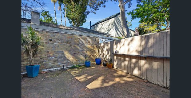 Charming terrace in harbour-side pocket - Photo 1