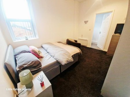 1 bedroom in a house share to rent - Photo 3