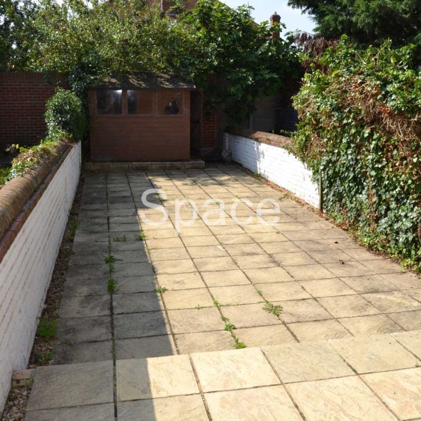 Swainstone Road, Reading, Berkshire, RG2 0DX - Room 3 - Photo 1