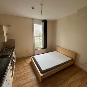 Studio to rent - Photo 2