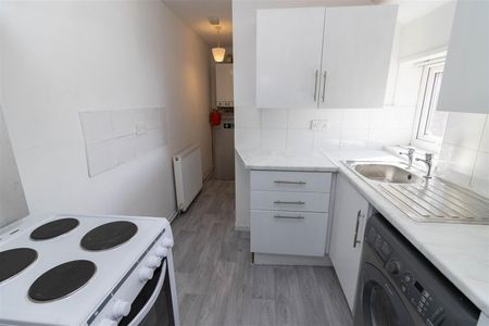 3 Bedroom Flat - First Floor - Photo 4