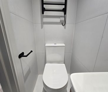 Albemarle Gardens, New Malden KT3, London - Photo 2