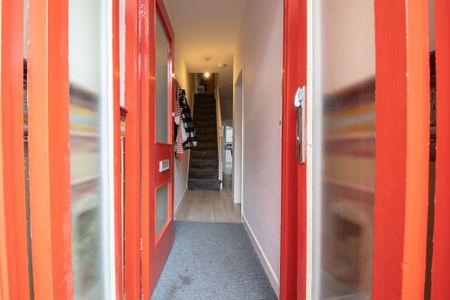 Cosy four bed on Dogfield Street - Photo 5