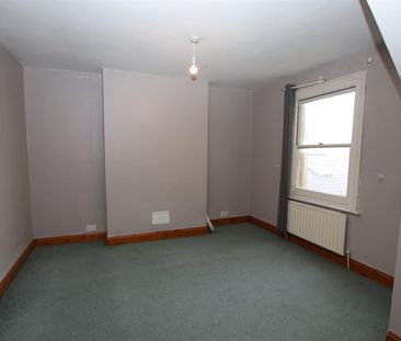 2 bedroom Maisonette to let - Photo 5