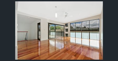 Spacious with multiple living areas - Photo 3