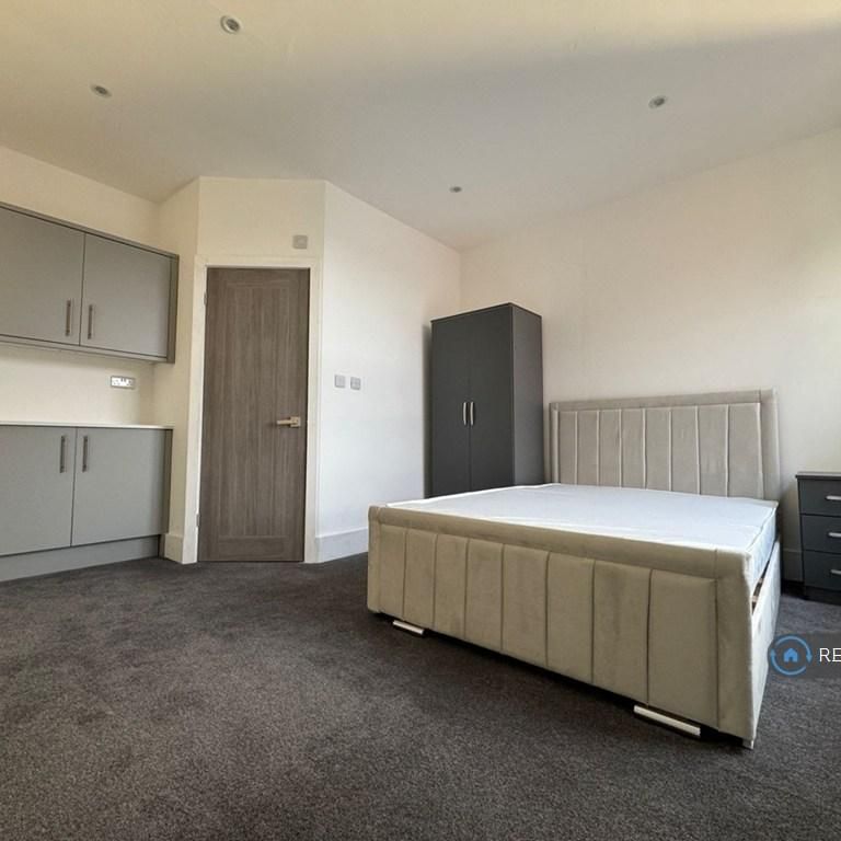 1 bedroom in a house share to rent - Photo 1
