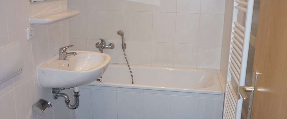 Zzgl. EBK * Bad mit Wanne - Laminat / 2. OG / frei ab 1.5.25 - Foto 1