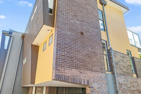 Striking Style, Sophisticated Living - Spacious Three-Level Townhouse! - Photo 4