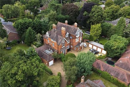 Elegant ground floor apartment in a converted period property with private entrance and garden. - Photo 3