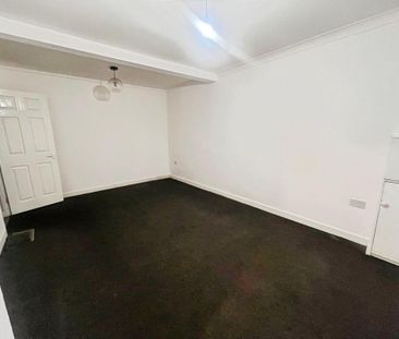 4 bedroom end of terrace house to rent - Photo 5