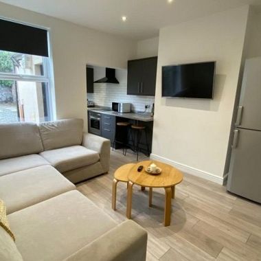 Amazing 4 bed property with 2 bathrooms - Photo 1