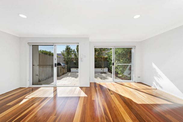 An easy-care retreat in a stylish townhouse - Photo 1