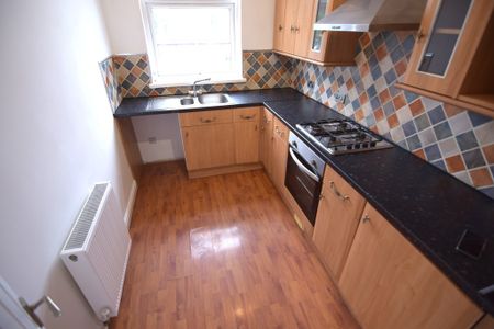 To Let 3 Bed Flat - Photo 2