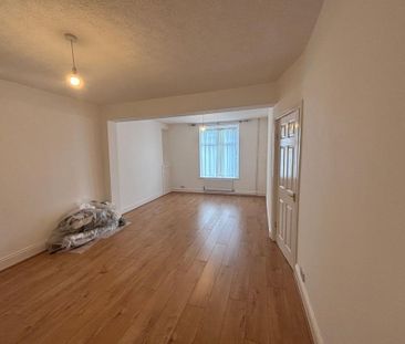 3 bedroom end of terrace house to rent - Photo 1
