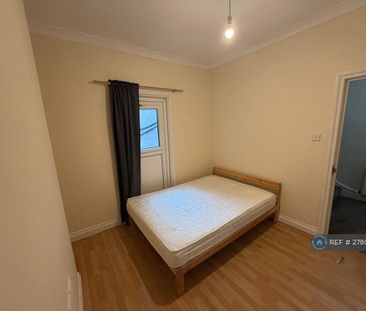 1 bedroom in a flat share to rent - Photo 4