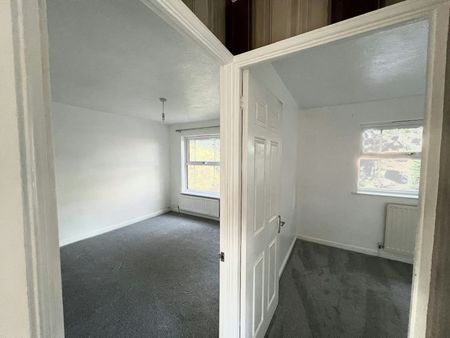 Detached house to rent on - Photo 3