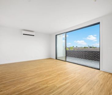 2 Bedroom Modern Townhouse - Photo 3