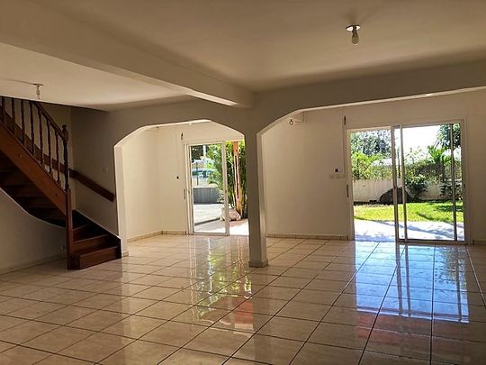 Location Maison 7 pièces 188m² STE CLOTILDE 97490 - Photo 1