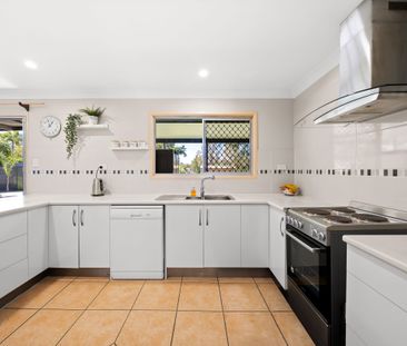 Prestigious property in great location, pool, yard &mldr; - Photo 3