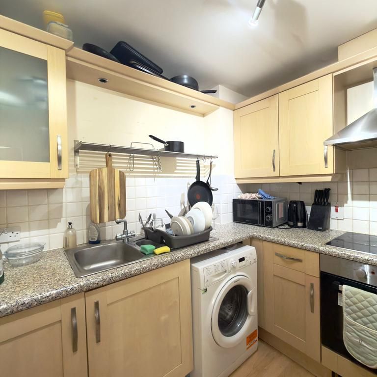 1 bedroom in a house share to rent - Photo 1