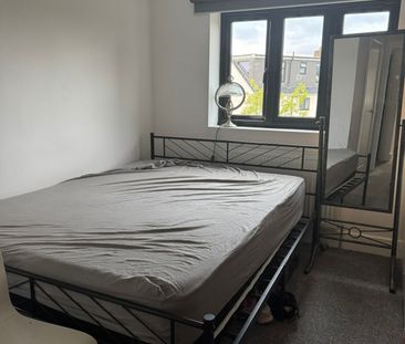 Ensuite room close to chigwel station- £850 pcm - Photo 3