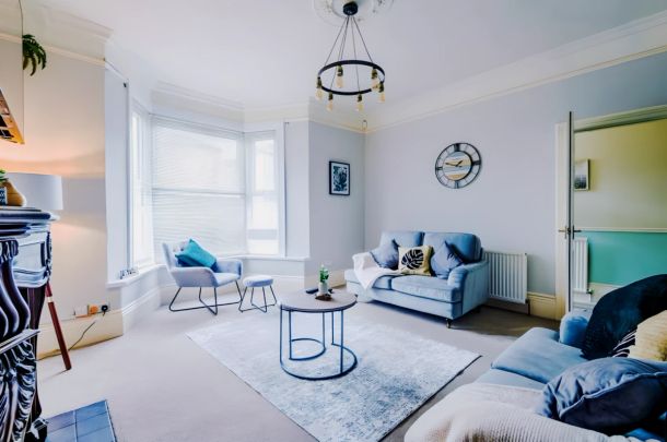 6 Bedroom, 1 Bathroom - Photo 1