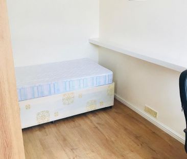 1 bedroom in a house share to rent - Photo 4