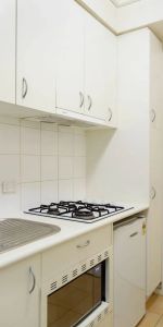 Fully Furnished One-Bedroom Apartment in a Prime University Precinct - Photo 3