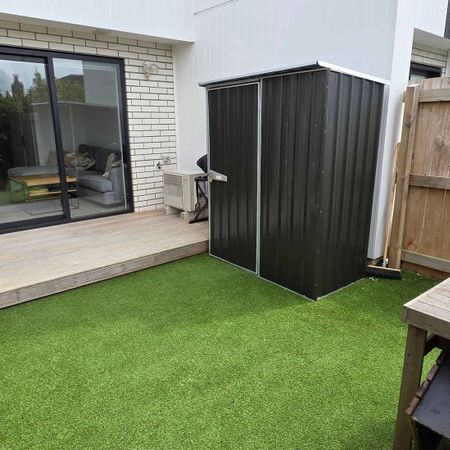 Modern 2 Bed, 2 Bath Private Outdoor Living 1 Carpark - Photo 4