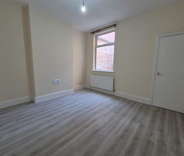 3 Bed House - Terraced - Photo 2